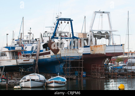 Angeln Trawler im Dock des Hafens, Frankreich, Languedoc-Roussillon, Camargue, Le Grau-du-Roi Stockfoto