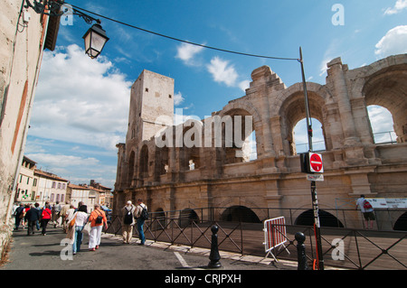 Amphitheater von Arles, Touristen auf eine Sightseeing-Tour, Frankreich, Provence, Camargue, Arles Stockfoto