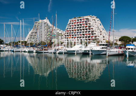 Yacht-Hafen und Hotelbau im Holiday resort La Grande Motte, Frankreich, Languedoc-Roussillon Stockfoto