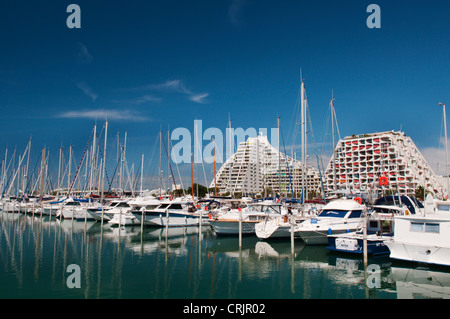 Yacht-Hafen und Hotelbau im Holiday resort La Grande Motte, Frankreich, Languedoc-Roussillon Stockfoto