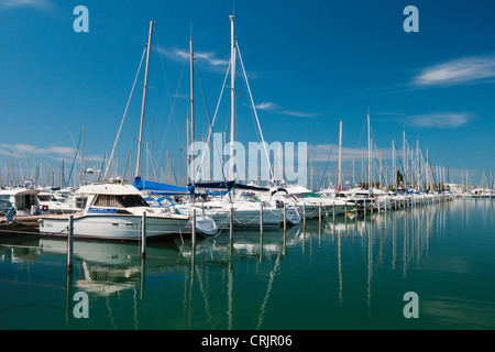 Segelschiffe in den Yachthafen des Urlaubs resort La Grande Motte, Frankreich, Languedoc-Roussillon Stockfoto