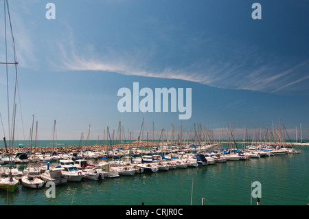 Segelschiffe in den Yachthafen des Urlaubs resort La Grande Motte, Frankreich, Languedoc-Roussillon Stockfoto