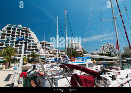 Yacht-Hafen und Hotelbau im Holiday resort La Grande Motte, Frankreich, Languedoc-Roussillon Stockfoto