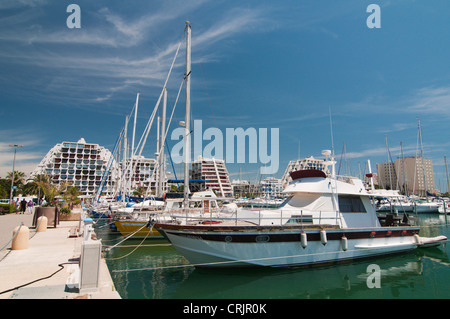 Yacht-Hafen und Hotelbau im Holiday resort La Grande Motte, Frankreich, Languedoc-Roussillon Stockfoto