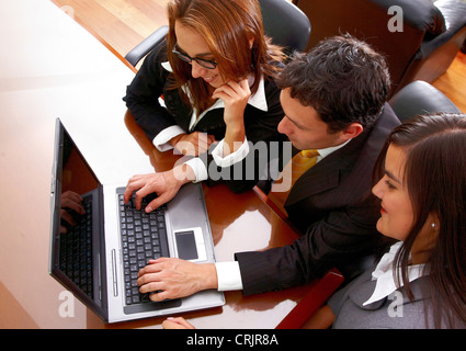 Unternehmer und Unternehmerinnen in ein Business-Meeting in einem Büro lächelnd Stockfoto