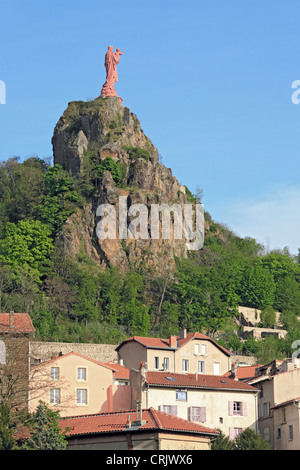 Le Puy-En-Velay mit Statue der Notre Dame De La France, Frankreich, Auvergne Stockfoto