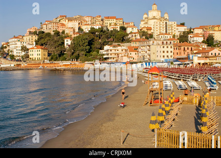 Blick über den Strand und die Altstadt im Porto Maurizio Stadtteil von Imperia an der ligurischen Küste, Italien, Ligurien, Porto Maurizio Stockfoto