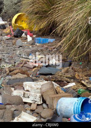 Kunststoff-Müll angespült am steinigen Strand von Insel, Süd-Atlantik Stockfoto