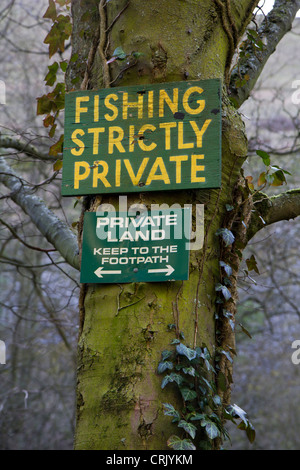 Kein Fischen Zeichen auf einen Baum genagelt Derbyshire England Stockfoto