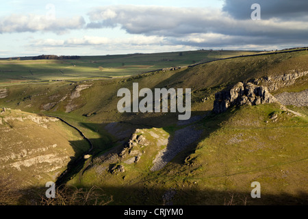 Felsformation als Peters Stein in Cressbrook Dale in Derbyshire Peak District England bekannt Stockfoto