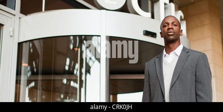 Geschäftsmann, stehen außerhalb Gebäude Stockfoto