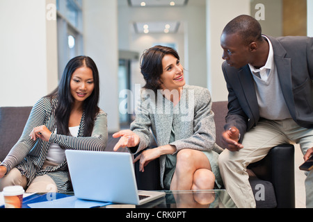 Geschäftsleute arbeiten zusammen Stockfoto