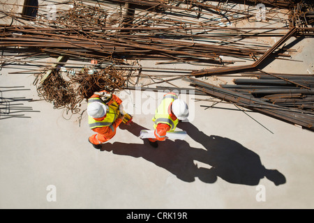 Arbeiter zu Fuß auf Baustelle Stockfoto