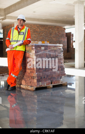 Arbeiter stehen auf Baustelle Stockfoto