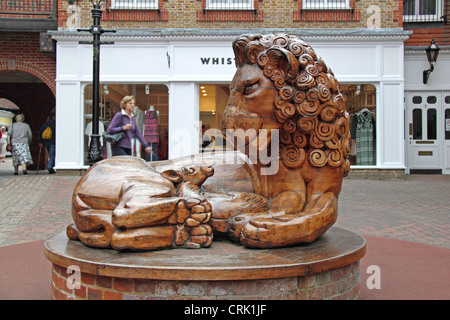 Löwe und Lamm Statue, Löwe und Lamm Yard Shopping Centre, Farnham, Surrey, England, Großbritannien, Vereinigtes Königreich, UK, Europa Stockfoto