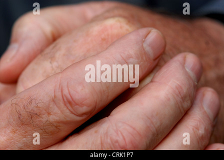 Nahaufnahme Bild von den Händen eines älteren Mannes Stockfoto