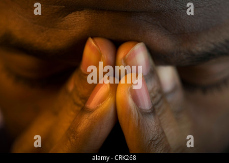 Ein junger Mann seine Hand auf sein Gesicht. Stockfoto