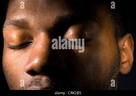 Nahaufnahme eines Mannes mit geschlossenen Augen. Stockfoto