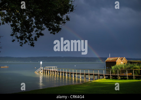 Hölzerne Pier erstreckt sich in stillem Wasser Stockfoto