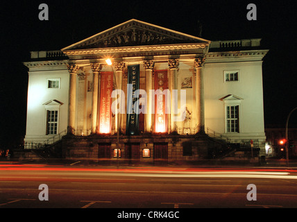 Die Staatsoper Unter Den Linden in Berlin-Mitte, in der Nacht Stockfoto