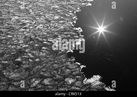 Eis und Sonne Reflexion über den See Flesjøvannet, Våler, Norwegen. Der See ist ein Teil des Wassers, das System namens Morsavassdraget. Stockfoto