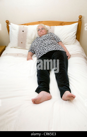 Eine ältere Frau nimmt ein Nickerchen am Nachmittag zu Hause Stockfoto