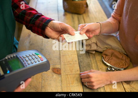 Frau mit Kreditkarte im Store einkaufen Stockfoto
