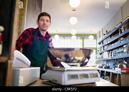 Lebensmittelhändler arbeiten hinter Theke im store Stockfoto