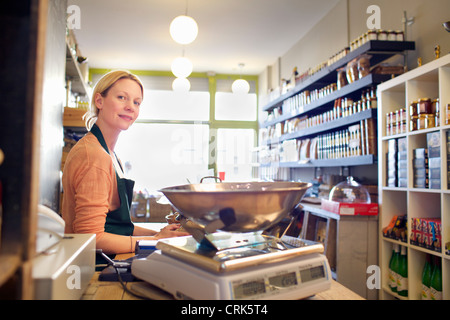 Lebensmittelhändler arbeiten hinter Theke im store Stockfoto