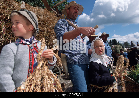 Vater mit Kindern bei Schwarzwaelder-parade Stockfoto