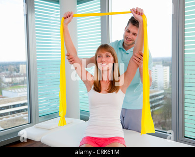 Arzt untersucht Womans Arme im Büro Stockfoto