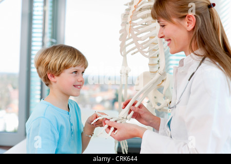 Arzt zeigt Rahmenmodell für Patienten Stockfoto