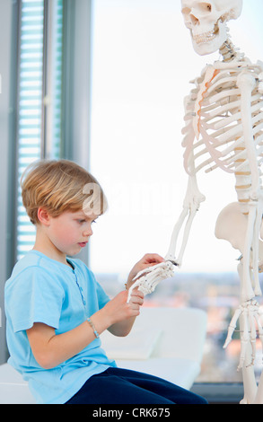 Junge Untersuchungsrichter Skelett beim Arzt Stockfoto