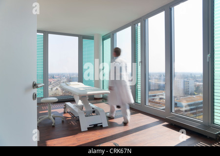 Verschwommene Sicht des Arztes im Büro Stockfoto