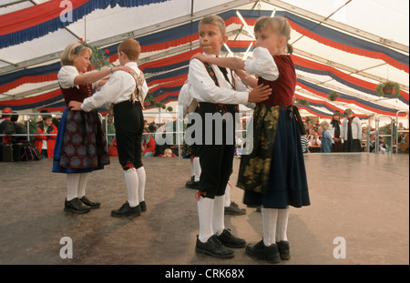 Kinder-Volkstanzgruppe im Festzelt Stockfoto