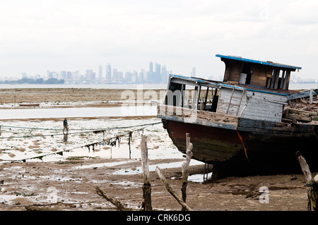 Pier-Szene mit Singapur Belakang Padang Riau Inseln Indonesien Stockfoto