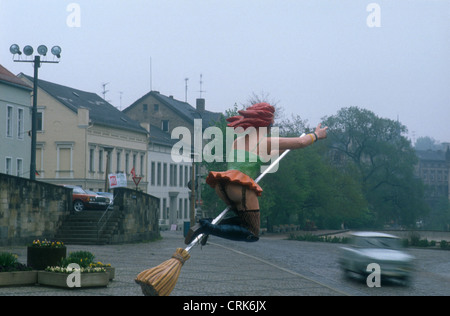 Hexen auf Besen Abbildung auf einer Straße in Halle Stockfoto