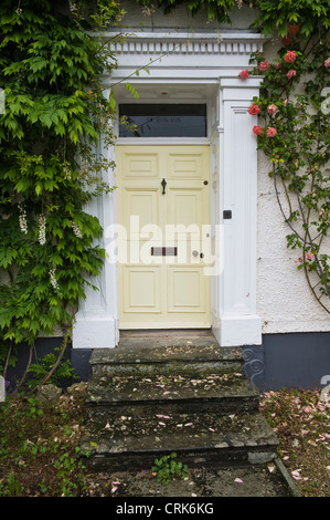 Eingangstür des Haus umgeben von Kletterpflanzen in Presteigne Powys Mid-Wales UK Stockfoto