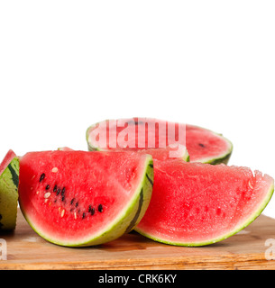 frische reife Wassermelone in Scheiben geschnitten auf einem Holztisch auf weißem Hintergrund Stockfoto