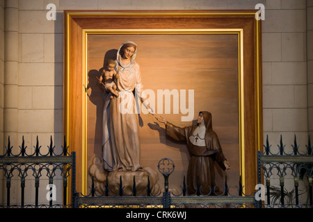 Skulpturen der Heiligen Jungfrau Maria mit dem Jesuskind und Nonne in Almudena Kathedrale, Madrid, Spanien. Stockfoto