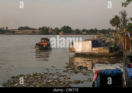 Leben am Fluss bei Sonnenuntergang in HCMC Stockfoto