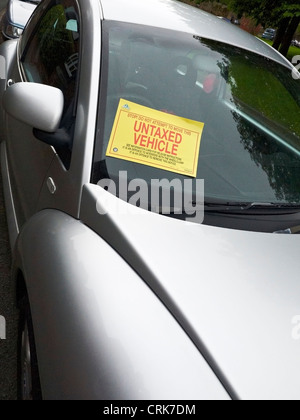 Unversteuerten Fahrzeugs Warnaufkleber auf Windschutzscheibe Stockfoto