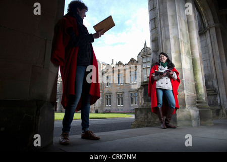 Studenten in traditionellen Umhänge Stockfoto