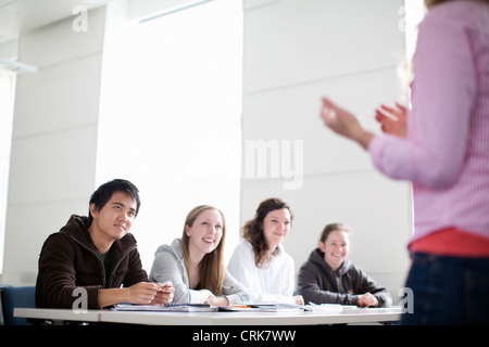 Lehrer im Gespräch mit Studenten in der Klasse Stockfoto