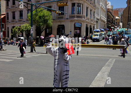 Bolivianische Verkehr Zebras hilft Ihnen, überqueren Sie die Straße Safel, La Paz, Bolivien, Südamerika Stockfoto