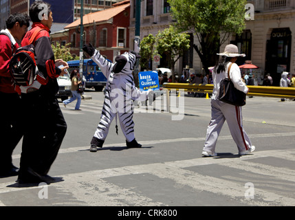 Bolivianischen Verkehr Zebras helfen Ihnen die Straße sicher in La Paz, Bolivien, Südamerika Kreuz Stockfoto