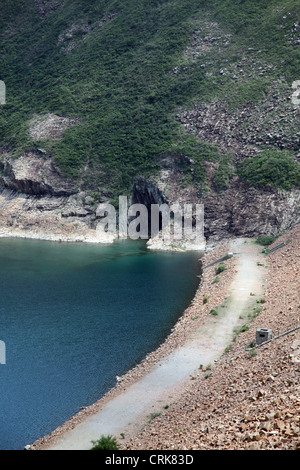 Es ist ein Foto von einem Reservoir oder Bay in Hongkong in langen Qe Strand. Es ist ziemlich wild mit einem klaren, blauen Wasser. Es liegt in der Natur. Stockfoto