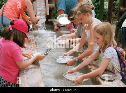 Kinder waschen Sie Gold im deutschen Legoland Stockfoto