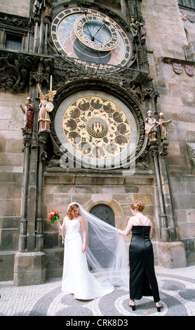 Braut vor die astronomische Uhr in Prag Stockfoto