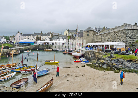 Einen allgemeinen Überblick über Portsoy Innenhafen während der 19. schottische traditionelle Boot Festival hielt in diesem Jahr bei nassem Wetter Stockfoto